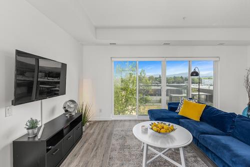 307-1083 Klo Road, Kelowna, BC - Indoor Photo Showing Living Room