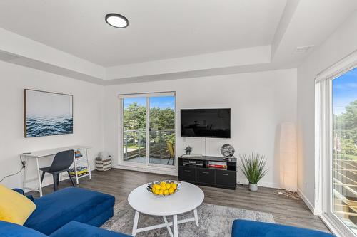 307-1083 Klo Road, Kelowna, BC - Indoor Photo Showing Living Room