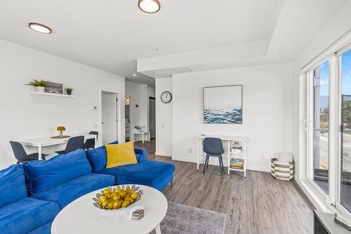 307-1083 Klo Road, Kelowna, BC - Indoor Photo Showing Living Room