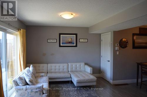 38 Cortland Crescent, Quinte West, ON - Indoor Photo Showing Living Room