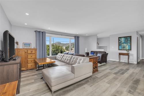 2322 Scenic Road, Kelowna, BC - Indoor Photo Showing Living Room