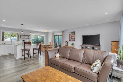 2322 Scenic Road, Kelowna, BC - Indoor Photo Showing Living Room