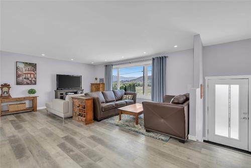 2322 Scenic Road, Kelowna, BC - Indoor Photo Showing Living Room