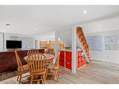 Salle familiale - 121 Rue Dicaire, Mont-Tremblant, QC - Indoor Photo Showing Dining Room