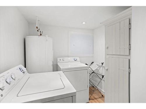 Salle de lavage - 121 Rue Dicaire, Mont-Tremblant, QC - Indoor Photo Showing Laundry Room