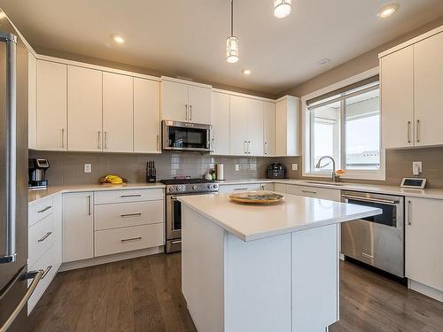 1535 Emerald Drive, Kamloops, BC - Indoor Photo Showing Kitchen With Upgraded Kitchen