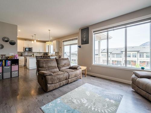 1535 Emerald Drive, Kamloops, BC - Indoor Photo Showing Living Room