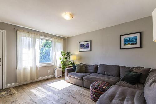 136 East 21St Street, Hamilton, ON - Indoor Photo Showing Living Room