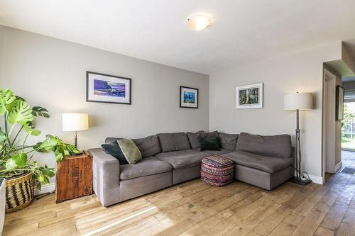 136 East 21St Street, Hamilton, ON - Indoor Photo Showing Living Room