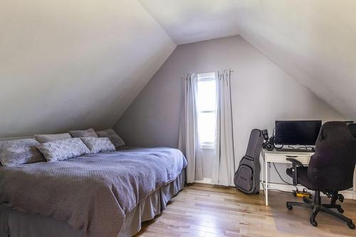 136 East 21St Street, Hamilton, ON - Indoor Photo Showing Bedroom