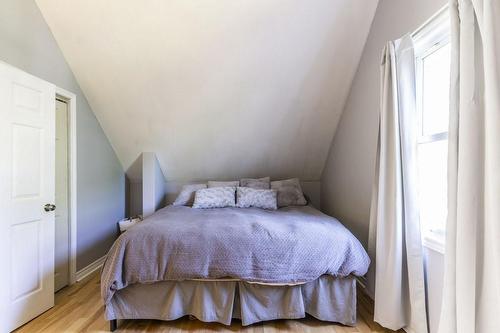 136 East 21St Street, Hamilton, ON - Indoor Photo Showing Bedroom