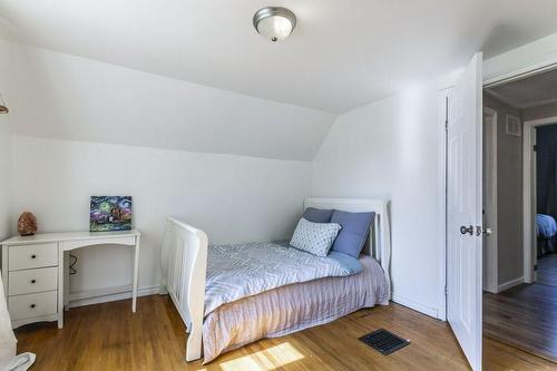 136 East 21St Street, Hamilton, ON - Indoor Photo Showing Bedroom