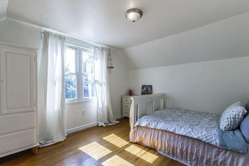 136 East 21St Street, Hamilton, ON - Indoor Photo Showing Bedroom