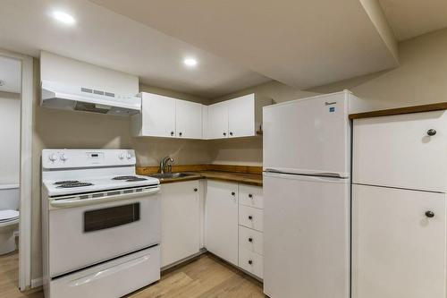 136 East 21St Street, Hamilton, ON - Indoor Photo Showing Kitchen