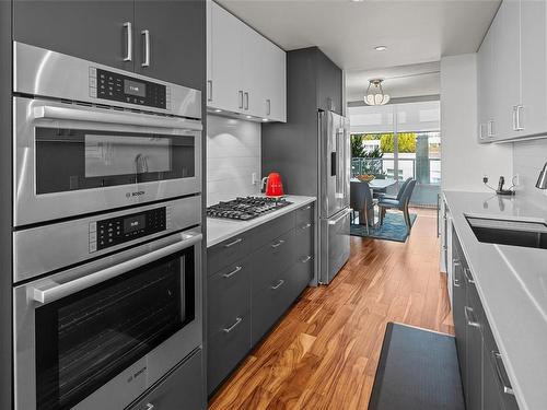 314-68 Songhees Rd, Victoria, BC - Indoor Photo Showing Kitchen With Upgraded Kitchen