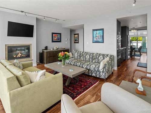 314-68 Songhees Rd, Victoria, BC - Indoor Photo Showing Living Room With Fireplace