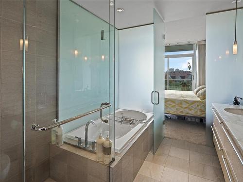 314-68 Songhees Rd, Victoria, BC - Indoor Photo Showing Bathroom