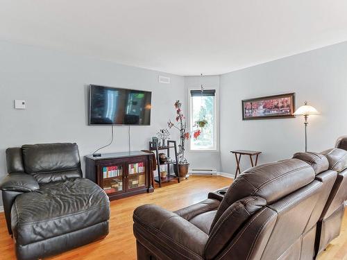 Living room - 28 Rue Poupart, Châteauguay, QC - Indoor Photo Showing Living Room