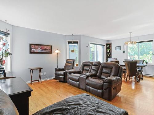 Living room - 28 Rue Poupart, Châteauguay, QC - Indoor Photo Showing Living Room