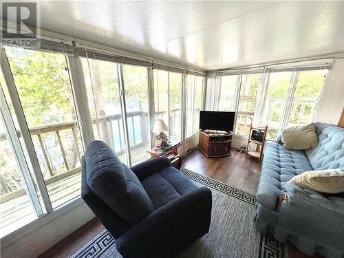 959 Narrows Lane, Leeds And The Thousand Islands, ON - Indoor Photo Showing Living Room