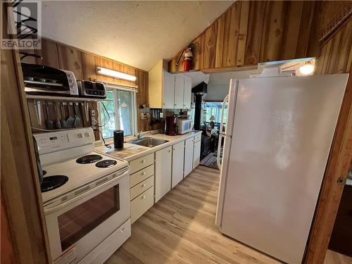 959 Narrows Lane, Leeds And The Thousand Islands, ON - Indoor Photo Showing Kitchen