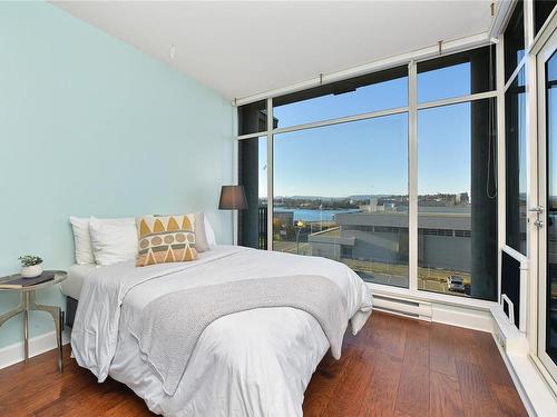 508-21 Dallas Rd, Victoria, BC - Indoor Photo Showing Bedroom