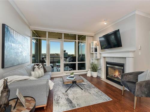 508-21 Dallas Rd, Victoria, BC - Indoor Photo Showing Living Room With Fireplace