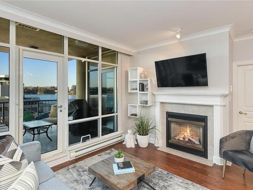 508-21 Dallas Rd, Victoria, BC - Indoor Photo Showing Living Room With Fireplace