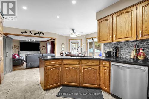 35 Monte Vista Crescent, London, ON - Indoor Photo Showing Kitchen