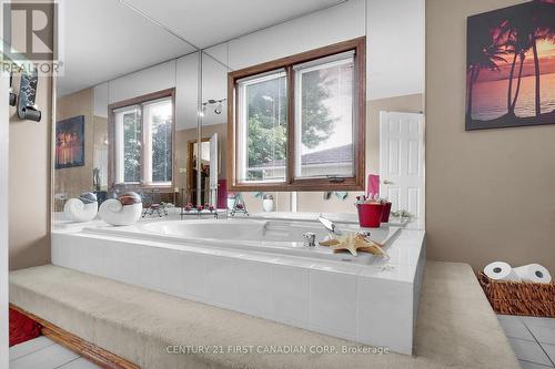 35 Monte Vista Crescent, London, ON - Indoor Photo Showing Bathroom