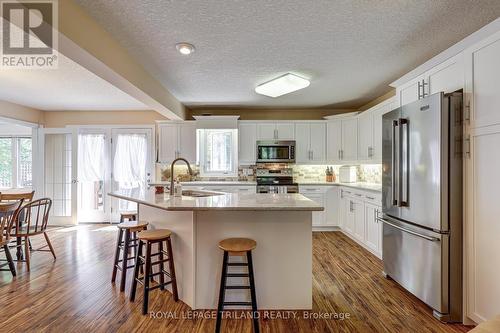 31 Symphony Court, St. Thomas, ON - Indoor Photo Showing Kitchen With Upgraded Kitchen