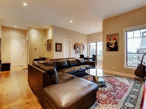 401-1335 Bear Mountain Pkwy, Langford, BC - Indoor Photo Showing Living Room