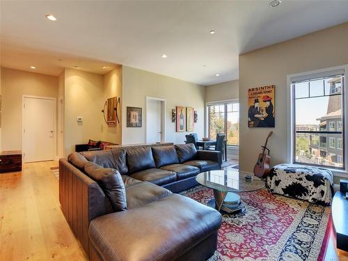 401-1335 Bear Mountain Pkwy, Langford, BC - Indoor Photo Showing Living Room