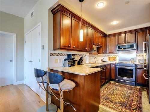 401-1335 Bear Mountain Pkwy, Langford, BC - Indoor Photo Showing Kitchen