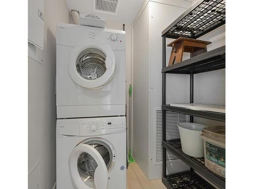 1210-83 Saghalie Rd, Victoria, BC - Indoor Photo Showing Laundry Room