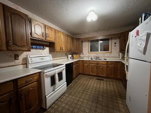 1060 Cornwall Avenue N, Fort Frances, ON - Indoor Photo Showing Kitchen With Double Sink