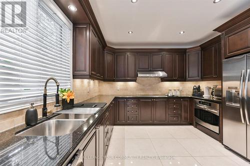 27 Pathlane Road, Richmond Hill (Langstaff), ON - Indoor Photo Showing Kitchen With Double Sink With Upgraded Kitchen