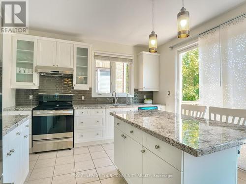 118 Ina Lane, Whitchurch-Stouffville (Stouffville), ON - Indoor Photo Showing Kitchen With Upgraded Kitchen