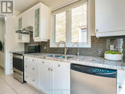 118 Ina Lane, Whitchurch-Stouffville (Stouffville), ON - Indoor Photo Showing Kitchen With Double Sink With Upgraded Kitchen