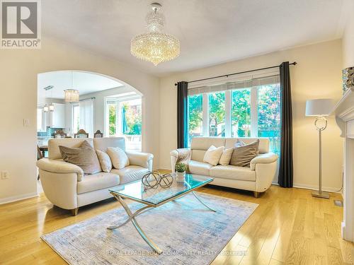 118 Ina Lane, Whitchurch-Stouffville (Stouffville), ON - Indoor Photo Showing Living Room