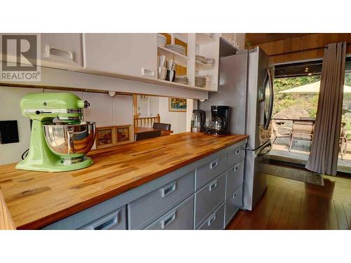 6473 Squilax Anglemont Road, Magna Bay, BC - Indoor Photo Showing Kitchen