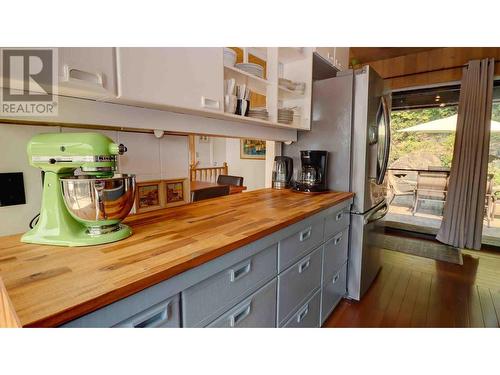 6473 Squilax Anglemont Road, Magna Bay, BC - Indoor Photo Showing Kitchen