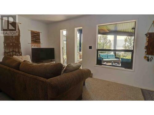 6473 Squilax Anglemont Road, Magna Bay, BC - Indoor Photo Showing Living Room