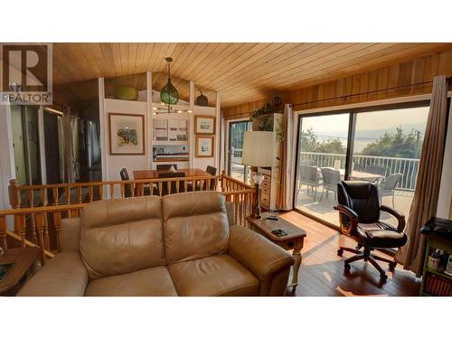 6473 Squilax Anglemont Road, Magna Bay, BC - Indoor Photo Showing Living Room