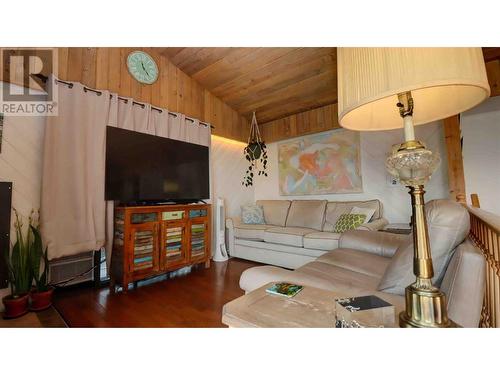 6473 Squilax Anglemont Road, Magna Bay, BC - Indoor Photo Showing Living Room