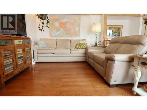 6473 Squilax Anglemont Road, Magna Bay, BC - Indoor Photo Showing Living Room