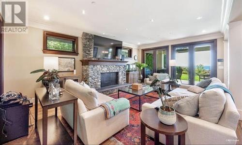 1373 Chartwell Drive, West Vancouver, BC - Indoor Photo Showing Living Room With Fireplace