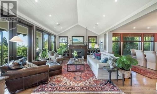 1373 Chartwell Drive, West Vancouver, BC - Indoor Photo Showing Living Room