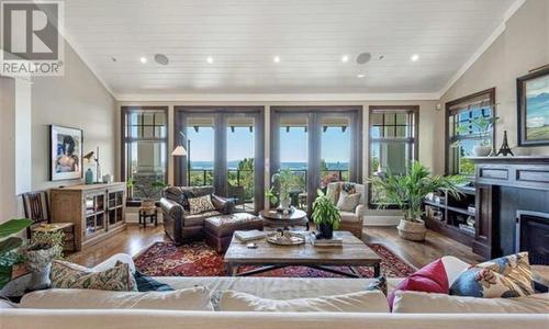 1373 Chartwell Drive, West Vancouver, BC - Indoor Photo Showing Living Room