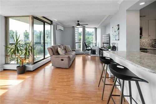 150 Charlton Avenue E|Unit #2206, Hamilton, ON - Indoor Photo Showing Living Room